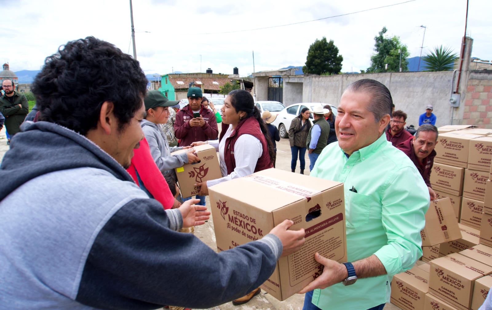 ENTREGA HÉCTOR GARCÍA, CANASTAS ALIMENTARIAS A FAMILIAS DAMNIFICADAS EN TENANGO DEL VALLE